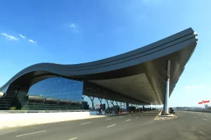 ACP SEVEN Warna Silver untuk Kanopi dan Entrance Gedung Bisnis